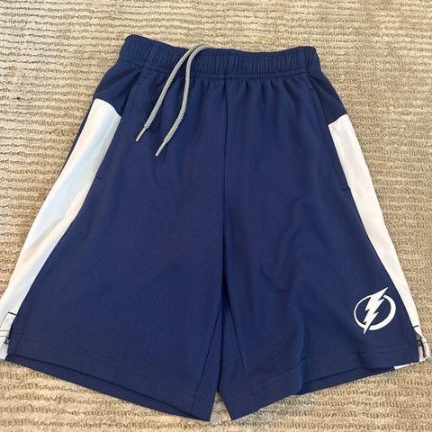 Meget pent brukt/som ny shorts fra NHL shop- Tampa Bay Lightning shorts str 8 år