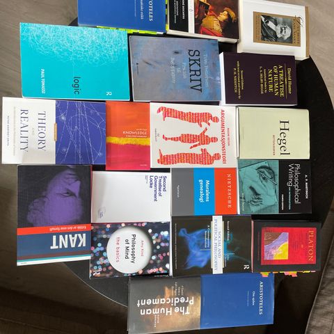 Diverse bøker til filosofi