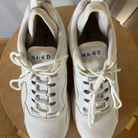 Pent brukte sneakers fra NA-KD