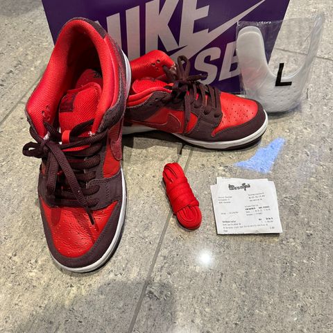 NIKE SB Dunk Low "Cherry" strl. 42