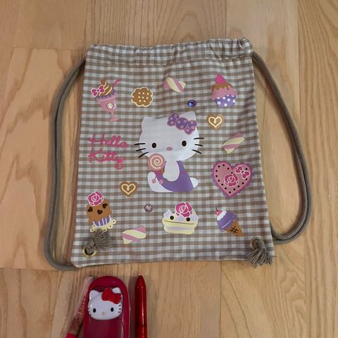 Hello Kitty pakke, Hello Kitty smarttelefon (leke), Hello Kitty bag og en penn.