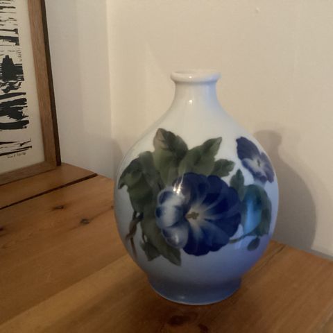 Vase. Royal Copenhagen. Har flere danske.