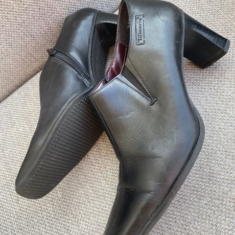 Stilige sorte skinn sko fra Tamaris str 38,5