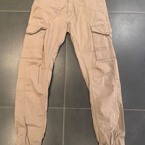 Jack & Jones herrebukse i str W33xL34 i farge sand