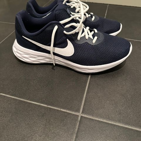 Nye Nike Revolution 6 str 44