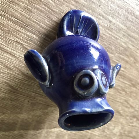Keramikkfisk blå liten vase miniaskebeger