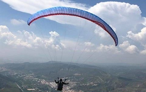 Paraglidingutstyr -vinge, sele, ryggsäck, nödskärm, hjälm etc