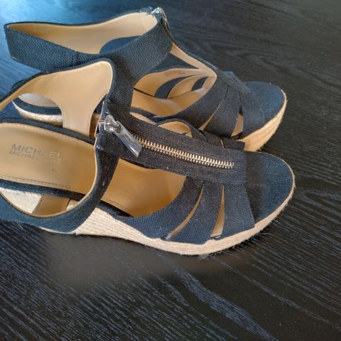 Michael Kors sandal med kilehel i str 39