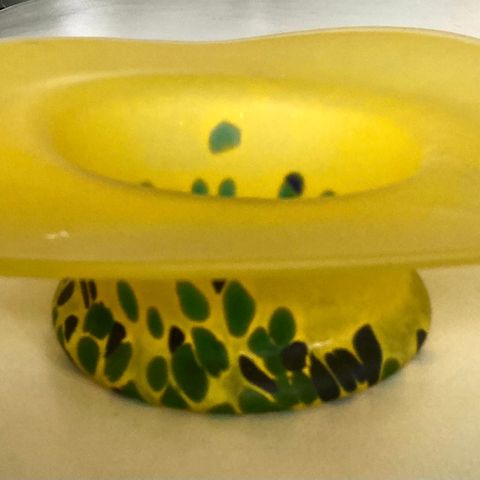 Gul kantarelle skål i kunstglass