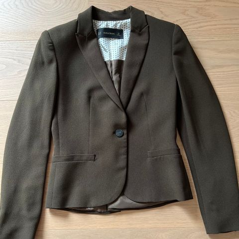 Kjempefin og anvendelig mørk mosegrønn blazer, Zara, str. XS/S