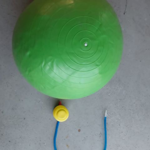 Grønn balanse ball - som ny - med pumpe