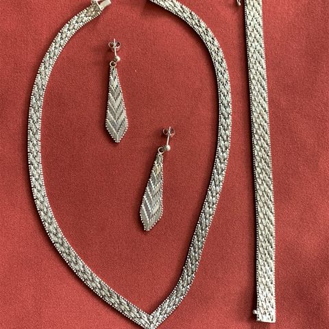 Nydelig sett i sølv: Halsbånd, armbånd og øredobber. Italiensk. S925.