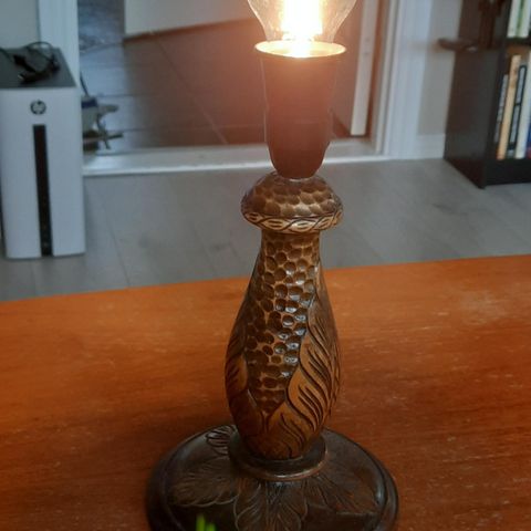 Stilig vintage bordlampe i treverk