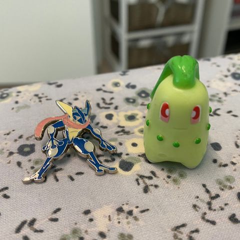 2001 Chikorita Nintendo Pokémon figur + pins