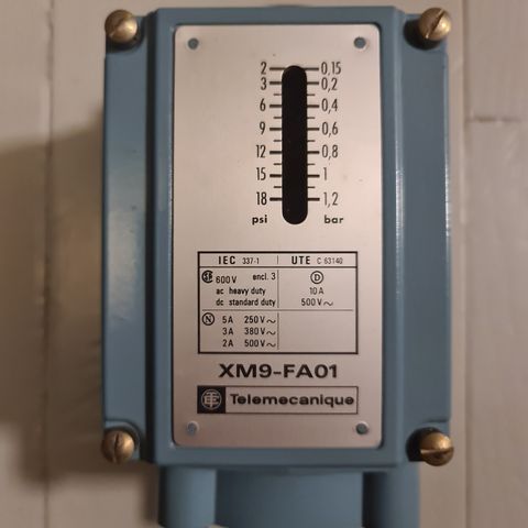  Telemecanique XM9-FA01 pressure switch