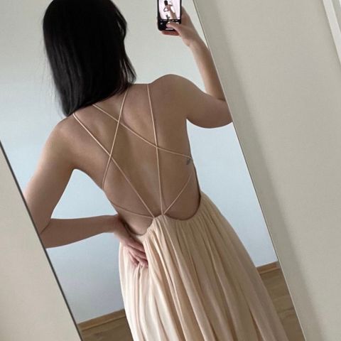 Lang kjole med åpen rygg