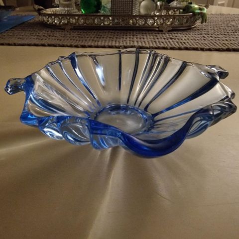 Blå skål i pressglass