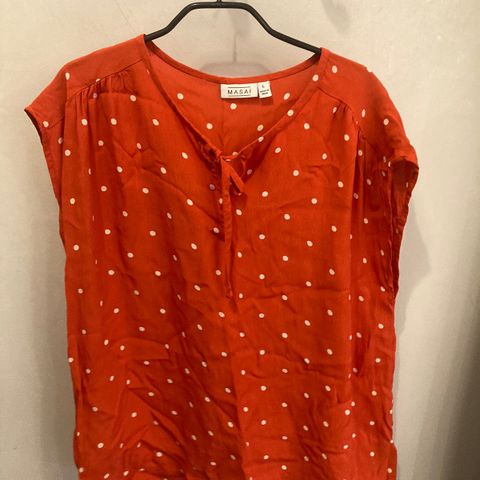 Masai bluse / topp - rød / oransje med prikker  - str. L