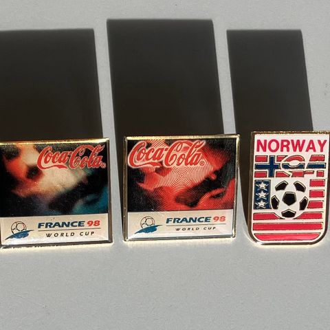 Fotball VM pins. 94 & 98