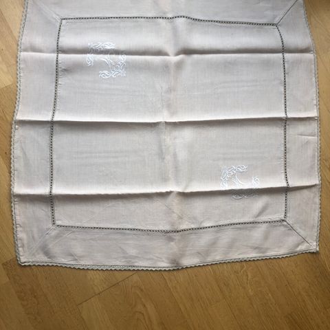 Liten  Linduk - Ca 90 x 90 - m/blondekant  og vakre broderier.