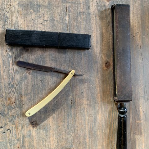 Gammel fin barberkniv og skjerpestropp