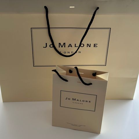 Jo Malone Poser