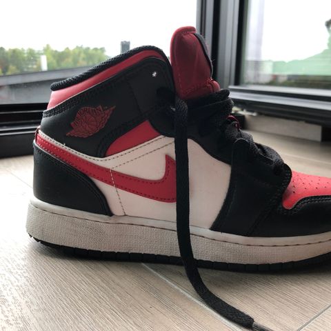 Air Jordan 1 mid, og Zion 2 basketsko i str 37,5 og 36,5