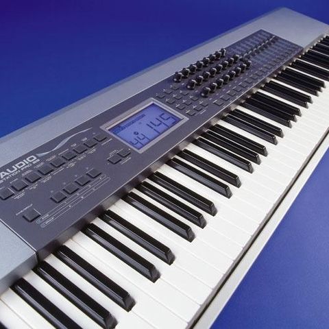 Keyboards, lydmoduler, MIDI-interface, mikser og forsterker selges