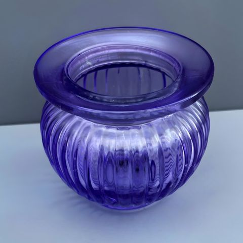 Søstrene Grene lilla telysholder i glass 7x9 cm