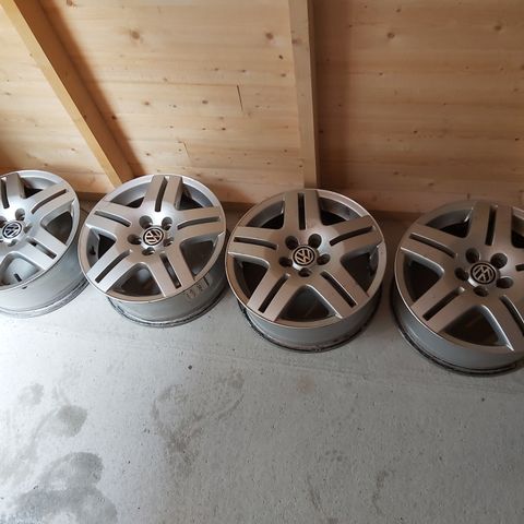 Vw felger boltsirkel er 5x100. God felger