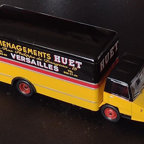 IXO 1/43 Berliet Stradair flyttebil