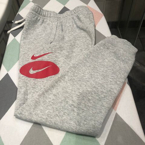 Lite brukt Nike joggebukse i str. 128-137cm.  250kr.