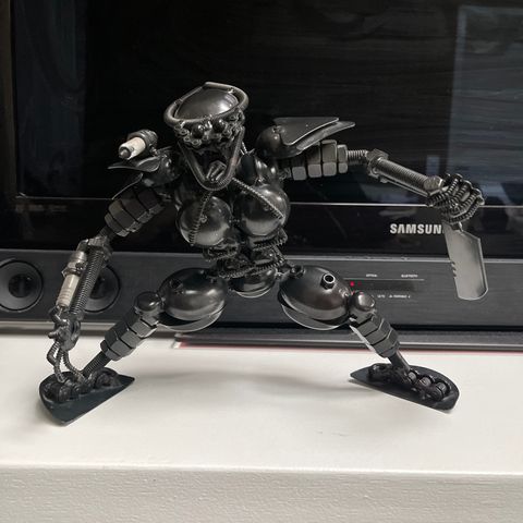 «Predator» figur av metall