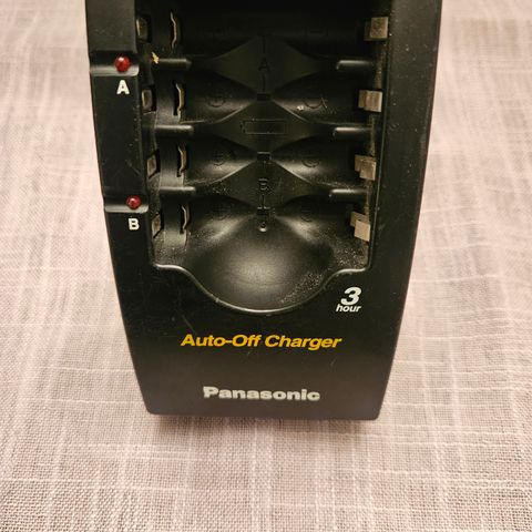 Panasonic batterilader for oppladbare AA batterier /LR6 og AAA /LR03