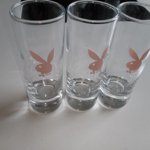 3 shotglass med rosa playboybunny på