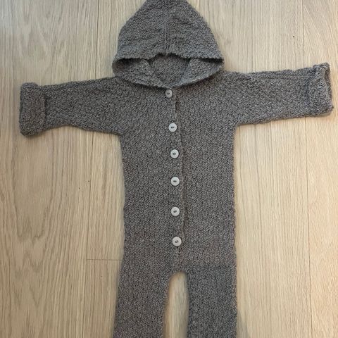 Hjemmestrikket babydress