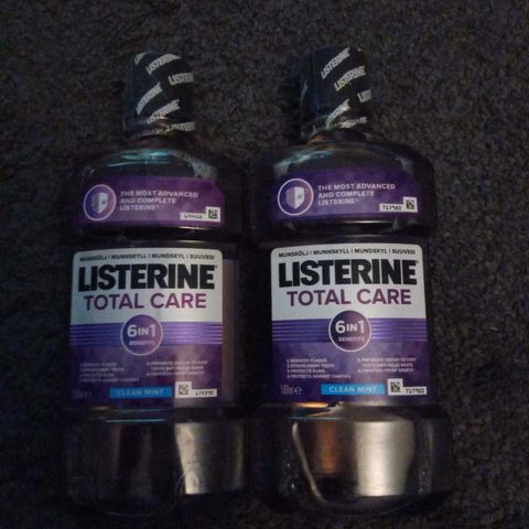 To flasker Listerine 6-in-1 clean mint munnvann selges