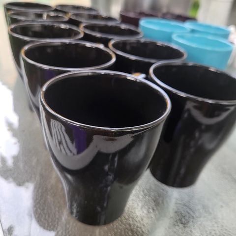 10 stk svart kaffe/te kopp 3 stk blå, 2 stk lilla