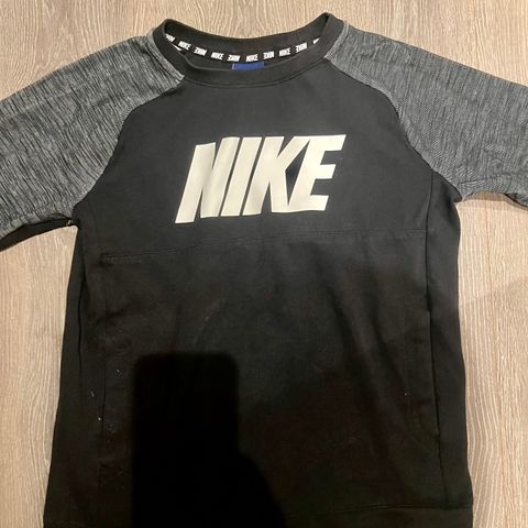 Nike genser str 12-13 år