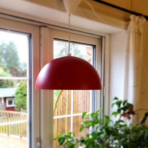 Lite brukt Ikea taklampe i rød farge er til salgs