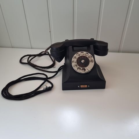 Gammel bordtelefon