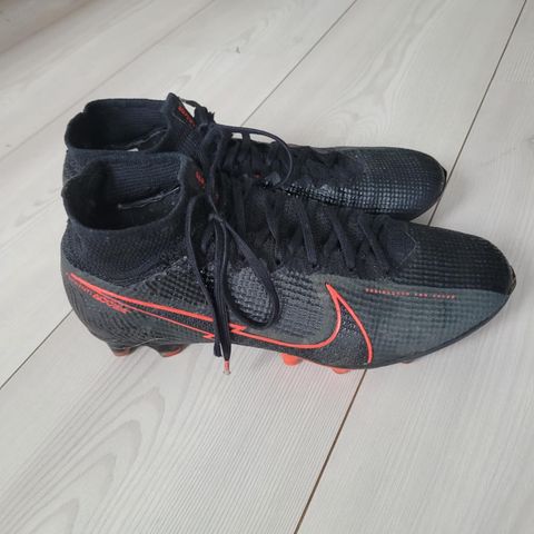 Nike fotballsko str 38,5