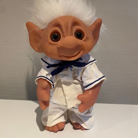 Dam troll fra 1977 med matros dress