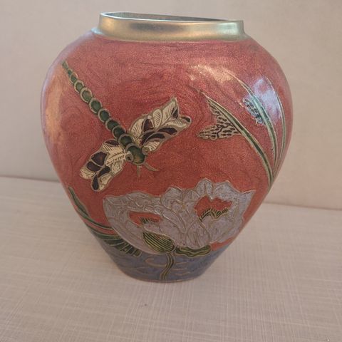 Dekorert vase i messing fra Glass Thomson 16 cm