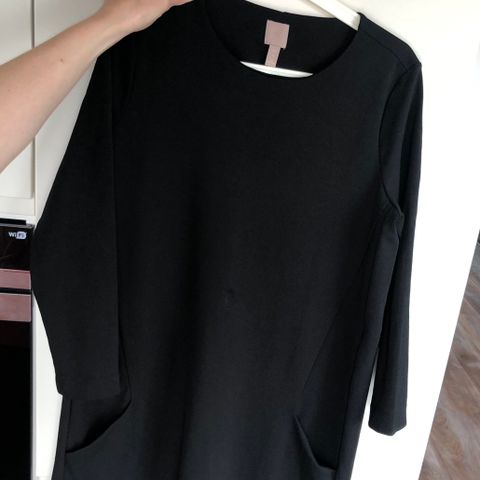 Ubrukt svart / sort oversized kjole med lommer i str. L fra H&M