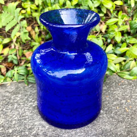 Vase design Erik Höglund for Boda Glasbruk, koboltblå glassvase