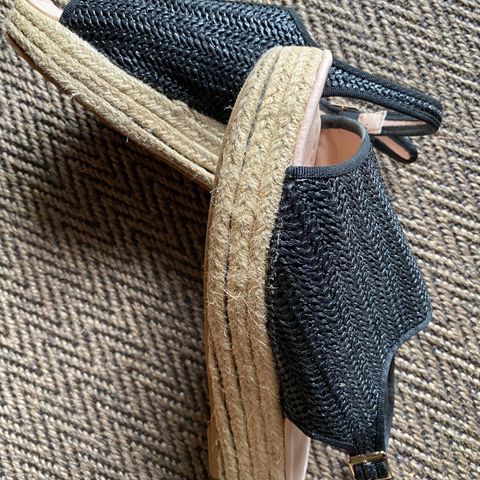 Sort sandal med «strikke mønster» og elastisk hæl reim