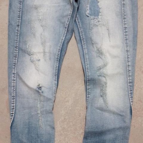 Floyd jeans selges.