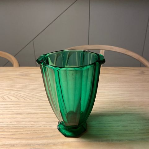 Retro vase i grønt glass
