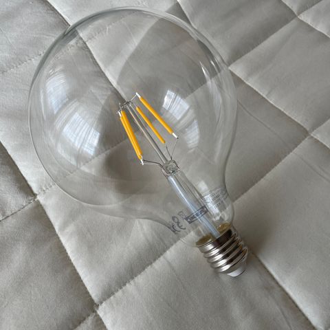 Stor dekorativ lyspære fra Ikea, dimbar LED 470lm, 2,9W